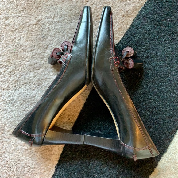 LN COACH BLACK LEATHER STACKED HEEL TASSEL LOAFERS. RED OR BURGUNDY STITCHING. - Picture 3 of 5